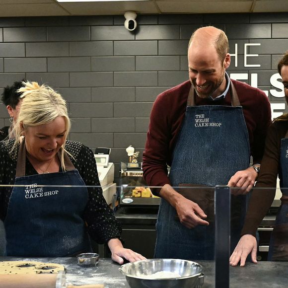 Le prince William, prince de Galles, et Catherine (Kate) Middleton, princesse de Galles, préparent des gâteaux gallois au Welsh Cake Shop à Pontypridd, le 26 février 2025. 
Julien Burton / Bestimage