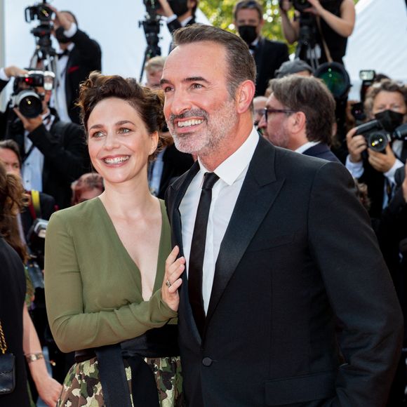 Jean Dujardin et Nathalie Péchalat - Montée des marches du film " OSS 117 : Alerte rouge en Afrique Noire " lors du 74ème Festival International du Film de Cannes. Le 17 juillet 2021. © Borde-Jacovides-Moreau / Bestimage