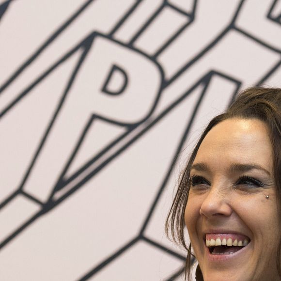 La chanteuse française ZAZ (Isabelle Geffoy) s'entretient avec des journalistes lors d'une interview pour l'Agence de presse tchèque avant le concert Effet Miroir à Prague, en République tchèque, le 19 février 2019. Photo de Katerina Sulova/CTK Photo/ABACAPRESS.COM