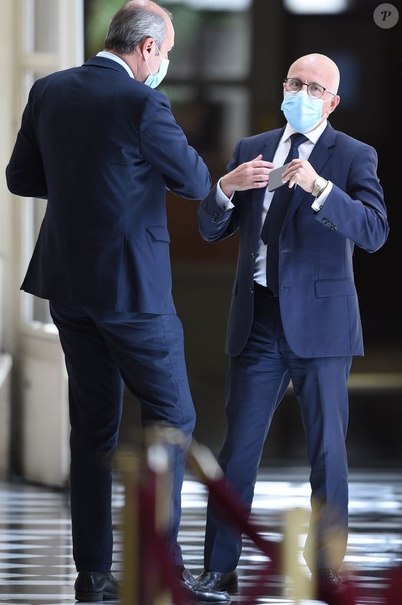 Epidémie de Coronavirus (Covid-19) - Les députés Eric Ciotti et Olivier Marleix portant des masques de protection avant la session de questions au gouvernement à l'Assemblée nationale à Paris, France le 12 mai 2020.

© Eliot Blondet / Pool / Bestimage