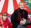 Pour l'occasion, Gabriella de Monaco arborait un magnifique manteau rouge similaire à celui du père Noël

La princesse Charlène de Monaco, La princesse Gabriella de Monaco, comtesse de Carladès - La famille princière de Monaco offre les traditionnels cadeaux de Noël aux enfants monégasques dans la Cour du Palais Princier, le 18 décembre 2024. 
© Olivier Huitel / Pool Monaco / Bestimage