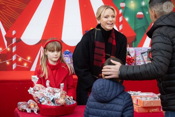 Pour l'occasion, Gabriella de Monaco arborait un magnifique manteau rouge similaire à celui du père Noël

La princesse Charlène de Monaco, La princesse Gabriella de Monaco, comtesse de Carladès - La famille princière de Monaco offre les traditionnels cadeaux de Noël aux enfants monégasques dans la Cour du Palais Princier, le 18 décembre 2024. 
© Olivier Huitel / Pool Monaco / Bestimage