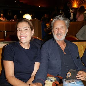 Antoine de Caunes et Daphné Roulier ont fait une rare apparition à Paris pour applaudir la générale de la comédie musicale Singin' in the Rain au Théâtre du Lido.
Antoine de Caunes et sa femme Daphné Roulier lors de la générale du spectacle musical "Singin' in the rain" au théâtre du Lido à Paris. © Coadic Guirec / Bestimage
