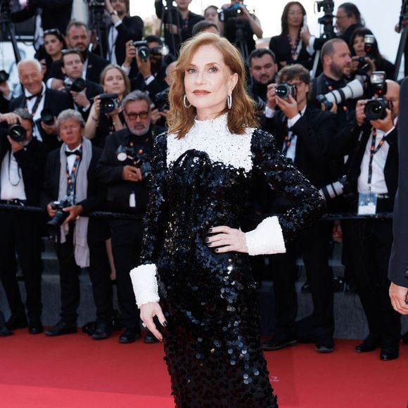 Isabelle Huppert - Montée des marches pour la cérémonie de clôture du 79ème Festival International du Film de Cannes, le 23 mai 2026. © Jacovides-Moreau / Bestimage