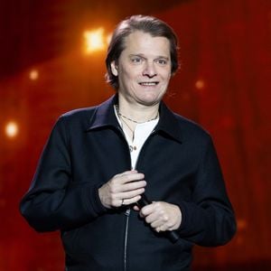 Et Bénabar, à qui l'on doit le morceau Le Diner 

Exclusif - Benabar pour les surprises de l'enregistrement de l'émission "La Boîte à secrets", présentée par F.Bollaert et diffusée le 16 janvier 2026 sur France 3, dans les studios du Lendit à Saint-Denis, France, le 16 décembre 2025. © Cyril Moreau/Bestimage