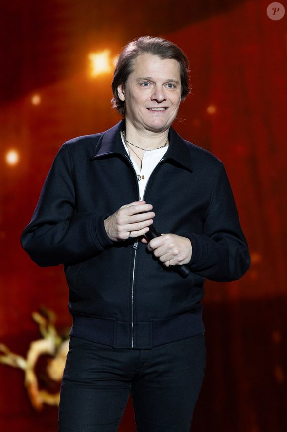 Et Bénabar, à qui l'on doit le morceau Le Diner 

Exclusif - Benabar pour les surprises de l'enregistrement de l'émission "La Boîte à secrets", présentée par F.Bollaert et diffusée le 16 janvier 2026 sur France 3, dans les studios du Lendit à Saint-Denis, France, le 16 décembre 2025. © Cyril Moreau/Bestimage