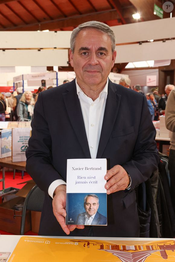 Ce lundi 10 novembre 2025, alors que Xavier Bertrand était l'invité de "Tout est politique", 

Xavier Bertrand à la Halle Georges Brassens de Brive-la-Gaillarde pour la 43eme Foire du Livre de Brive, le 7 novembre 2025.©Jean-Marc LHOMER/Bestimage.