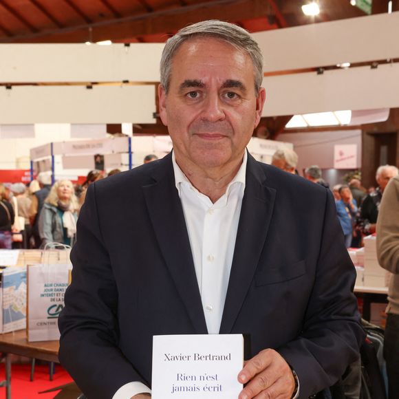 Ce lundi 10 novembre 2025, alors que Xavier Bertrand était l'invité de "Tout est politique", 

Xavier Bertrand à la Halle Georges Brassens de Brive-la-Gaillarde pour la 43eme Foire du Livre de Brive, le 7 novembre 2025.©Jean-Marc LHOMER/Bestimage.