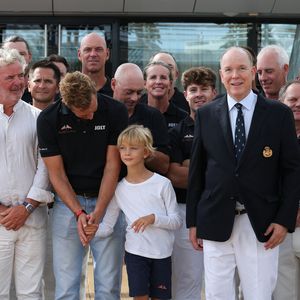 Peter Harrison, Pierre Casiraghi, son fils Francesco, le prince Albert II de Monaco - Le prince Albert II de Monaco a félicité les vainqueurs de l'Admiral’s Cup 2025, les 2 équipages du Yacht Club menés par Pierre Casiraghi, vice-président du Y.C.M. à la barre de Jolt 6 et Peter Harrison sur Jolt 3 le 14 septembre 2025.

© Claudia Albuquerque / Bestimage
