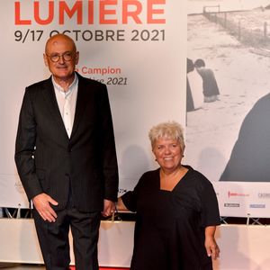 Son mari Benoist Gérard l’accompagne au quotidien et le couple a dû revoir son organisation.

Mimie Mathy lors de la cérémonie d'ouverture du 13e Festival Lumière à Lyon, en France, le 9 octobre 2021. Photo de Julien Reynaud/APS-Medias/ABACAPRESS.COM