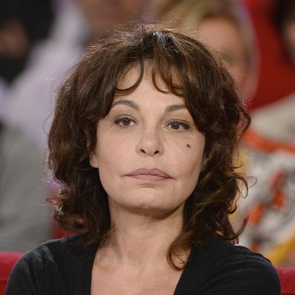 ce jeudi 24 avril, Isabelle Mergault était censée se produire au Zénith de Pau, mais comme elle l'a annoncé sur son compte X (anciennement Twitter),

Isabelle Mergault - Enregistrement de l'émission "Vivement Dimanche" à Paris. - Invités principal Valérie Lemercier