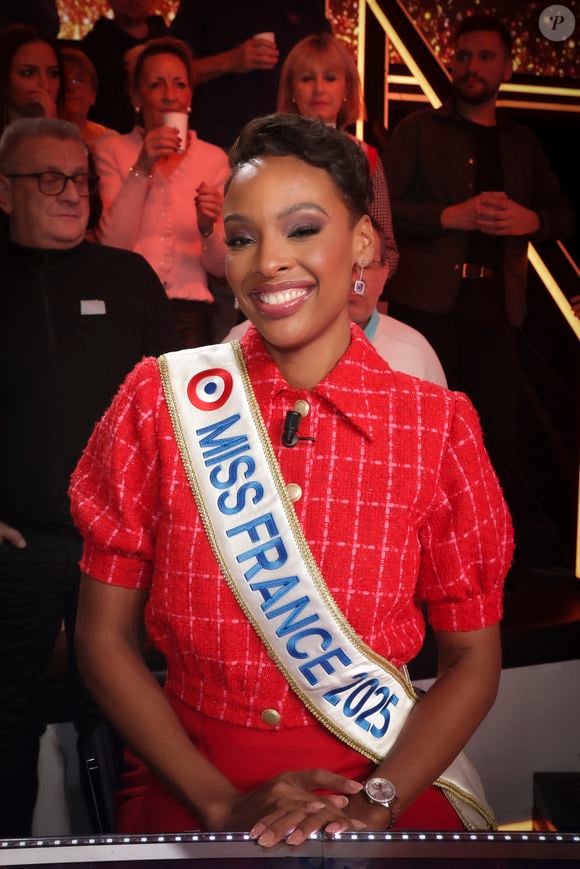 Exclusif - Angélique Angarni-Filopon, miss France 2025 sur le plateau de l'émission "Touche pas à mon poste" (TPMP) diffusée en direct sur C8 le 17 décembre 2024.

© Jack Tribeca / Bestimage