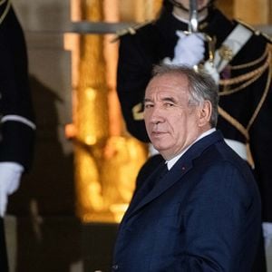 L'ancien Premier ministre Michel Barnier et le nouveau Premier ministre François Bayrou lors de la cérémonie de passation de pouvoir à l'hôtel Matignon à Paris, France, le 13 décembre 2024. © Eric Tschaen/Pool//Bestimage