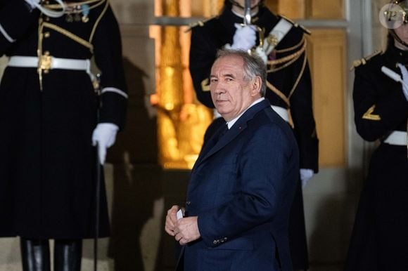 L'ancien Premier ministre Michel Barnier et le nouveau Premier ministre François Bayrou lors de la cérémonie de passation de pouvoir à l'hôtel Matignon à Paris, France, le 13 décembre 2024. © Eric Tschaen/Pool//Bestimage