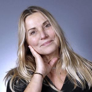 Pour l’accompagner dans cette transformation, l’ancienne animatrice pouvait compter sur une nutritionniste, Laurence Plumey, mais aussi sur un coach sportif bien connu du Tout-Paris : Jean-Pierre Clémenceau.
Exclusif - Portrait de Sophie Favier à Paris, le 16 décembre 2022.
© Cédric Perrin/Bestimage