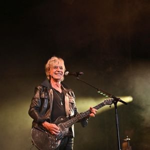 Direction le sud de la France où il tombera amoureux d'"une petite maison, un peu bizarre, un peu artiste, avec un chemin qui descend vers la mer"

Jean-Louis Aubert se produit lors du festival Essonne en scène à Chamarade, France, le 4 septembre 2021. Photo par Christophe
Meng / ABACAPRESS.COM