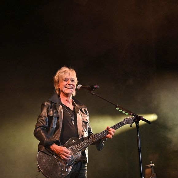 Direction le sud de la France où il tombera amoureux d'"une petite maison, un peu bizarre, un peu artiste, avec un chemin qui descend vers la mer"

Jean-Louis Aubert se produit lors du festival Essonne en scène à Chamarade, France, le 4 septembre 2021. Photo par Christophe
Meng / ABACAPRESS.COM