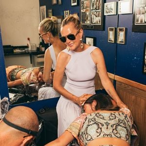 Exclusif -  Jade et Joy, les filles de Laeticia Hallyday, se sont fait tatouer « Mamour » en hommage à l’histoire d’amour de leurs parents. Laeticia a toujours appelé Johnny « Mamour ». 
Saint-Barthélemy, le 14 août 2025

© Sam Delpech / Bestimage