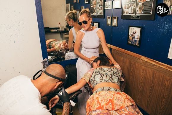 Exclusif -  Jade et Joy, les filles de Laeticia Hallyday, se sont fait tatouer « Mamour » en hommage à l’histoire d’amour de leurs parents. Laeticia a toujours appelé Johnny « Mamour ». 
Saint-Barthélemy, le 14 août 2025

© Sam Delpech / Bestimage