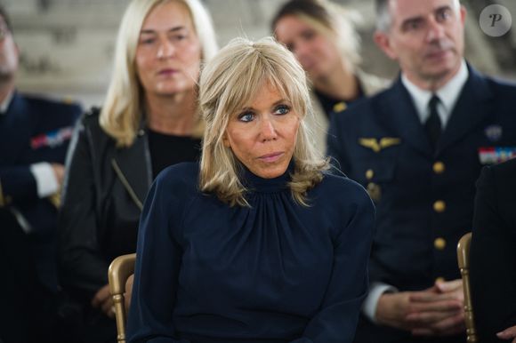 La Première Dame Brigitte Macron assiste au défilé de "Victoire, on défile !" du styliste Fabio Porliod pour la deuxième édition du Phoenix alternative models, organisée par Fabienne Pelosse, fondatrice de l'association Objectif sport adapté (OSA), en marge de la Fashion Week de Paris à l'Hôtel des Invalides à Paris, France, le 29 septembre 2021. 19 mannequins amputés, dont 2 hommes,  dont le parrain de cette édition Jean-François Montoya, ex-militaire amputé fémoral de la jambe droite, et l'italien Alessandro, para athlète. https://www.helloasso.com/associations/le-foyer-des-invalides/formulaires/1. © Nathan Lainé/Bestimage