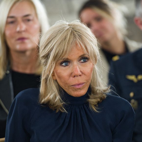 La Première Dame Brigitte Macron assiste au défilé de "Victoire, on défile !" du styliste Fabio Porliod pour la deuxième édition du Phoenix alternative models, organisée par Fabienne Pelosse, fondatrice de l'association Objectif sport adapté (OSA), en marge de la Fashion Week de Paris à l'Hôtel des Invalides à Paris, France, le 29 septembre 2021. 19 mannequins amputés, dont 2 hommes,  dont le parrain de cette édition Jean-François Montoya, ex-militaire amputé fémoral de la jambe droite, et l'italien Alessandro, para athlète. https://www.helloasso.com/associations/le-foyer-des-invalides/formulaires/1. © Nathan Lainé/Bestimage