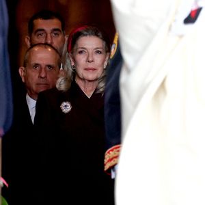 Peu habitué aux usages et aux codes de la vie princière, l’acteur, aujourd’hui âgé de 66 ans, met pourtant tout en œuvre pour s’intégrer et séduire sa belle-famille. 

La princesse Caroline de Hanovre - La famille princière Monégasque quitte la cathédrale Notre-Dame-immaculée de Monaco le jour de la fête nationale à Monaco le 19 novembre 2025. . © Dominique Jacovides - Bruno Bebert / Bestimage