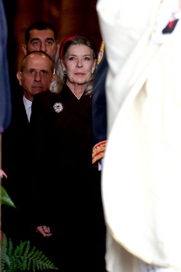 Peu habitué aux usages et aux codes de la vie princière, l’acteur, aujourd’hui âgé de 66 ans, met pourtant tout en œuvre pour s’intégrer et séduire sa belle-famille. 

La princesse Caroline de Hanovre - La famille princière Monégasque quitte la cathédrale Notre-Dame-immaculée de Monaco le jour de la fête nationale à Monaco le 19 novembre 2025. . © Dominique Jacovides - Bruno Bebert / Bestimage