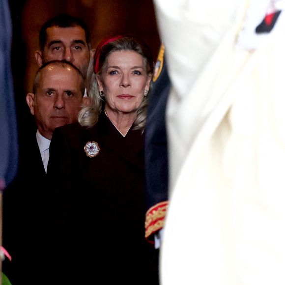 Peu habitué aux usages et aux codes de la vie princière, l’acteur, aujourd’hui âgé de 66 ans, met pourtant tout en œuvre pour s’intégrer et séduire sa belle-famille. 

La princesse Caroline de Hanovre - La famille princière Monégasque quitte la cathédrale Notre-Dame-immaculée de Monaco le jour de la fête nationale à Monaco le 19 novembre 2025. . © Dominique Jacovides - Bruno Bebert / Bestimage