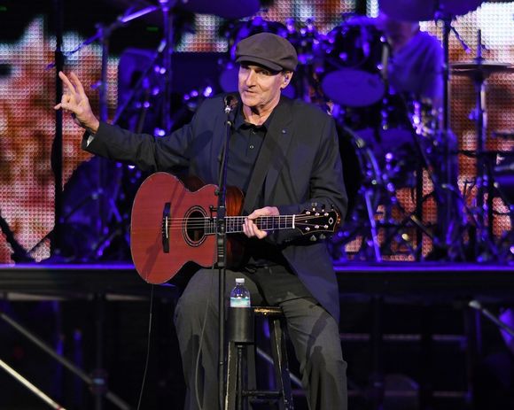 Cet artiste folk-rock est considéré comme une figure emblématique du mouvement "singer-songwriter" des années 1970.

James Taylor en concert en Floride, 11 mai 2018.

Photo : Backgrid USA / Bestimage
