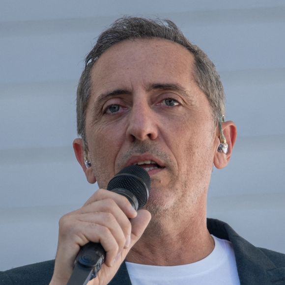 Gad Elmaleh s'exprime avant la messe du pape François au stade Vélodrome lors de sa visite à Marseille. Photo par Laurent coust/ABACAPRESS.COM