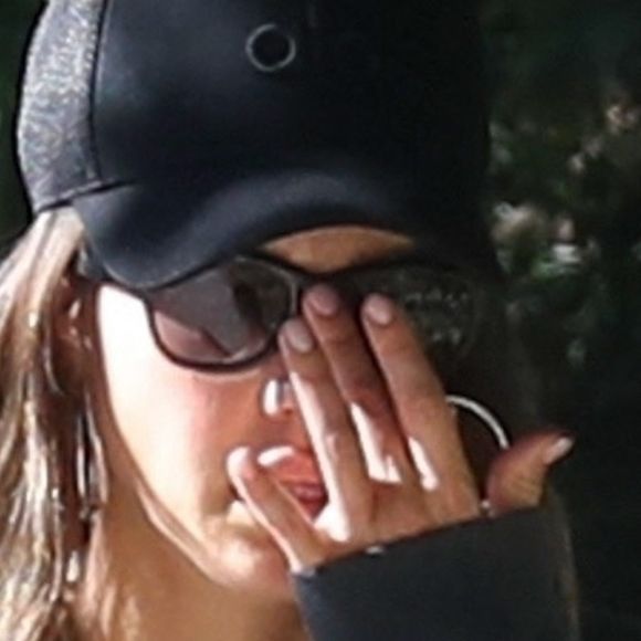 Dernièrement, l'un et l'autre ne portaient même plus leurs alliances. 

Los Angeles, CA - EXCLUSIF - Jessica Alba a alimenté les spéculations sur son mariage avec Cash Warren après avoir été vue sans son alliance ce matin lors d'une promenade avec un ami.