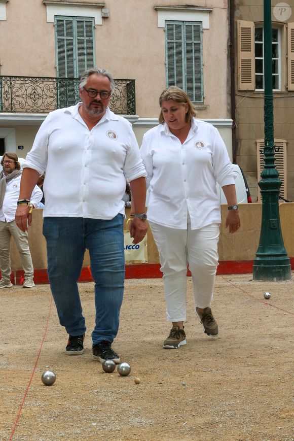 Les Chefs à Saint-Tropez fêtent les producteurs 2025 - Les Chefs et les producteurs se retrouvent sur la place des Lices à Saint-Tropez, le 4 mai 2025. Pétanque des Chefs .. Les Chefs David Le Quellec et Stéphanie Le Quellec. ©Jean-Marc Lhomer / Bestimage.