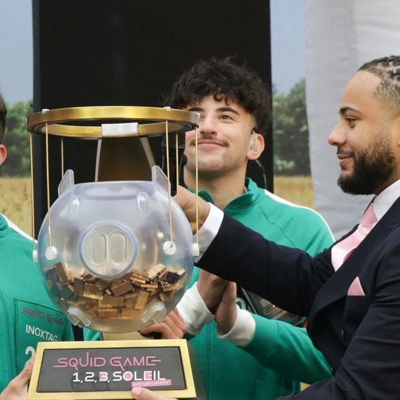 Les influenceurs Inoxtag, Maghla, Nicotine et Just Riadh sur l'Avenue des Champs-Élysées, à Paris, à l'occasion de l'événement Squid Game, le 1er décembre 2024. © Coadic Guirec/Bestimage