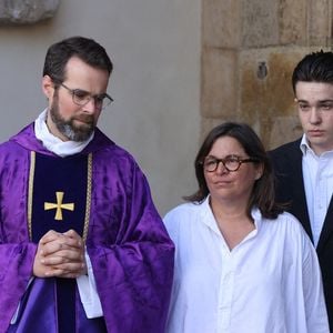 Alexandra Labro (fille) - Arrivées aux obsèques de Philippe Labro en l'église de Saint-Germain-des-Prés à Paris le 13 juin 2025. © Dominique Jacovides - Christophe Clovis / Bestimage