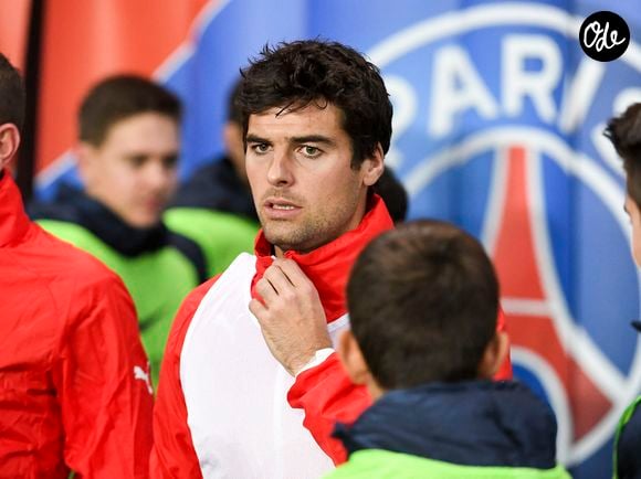 Yoann Gourcuff - Karine Ferri encourage son compagnon Yoann Gourcuff lors du match Psg-Rennes au Parc des Princes à Paris le 6 novembre 2016. © Pierre Perusseau/Bestimage