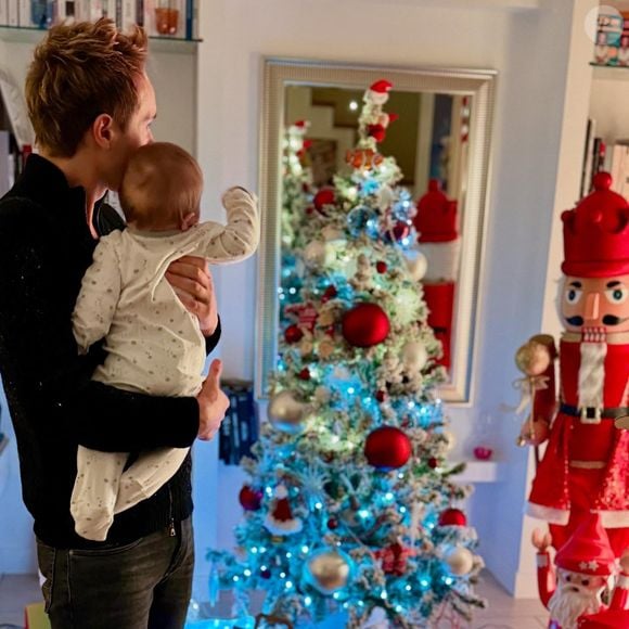 L'animateur a même pris la décision d'opérer un déménagement important, pour le bien de son fils Tim.

Cyril Féraud partage son premier Noël avec son fils Tim