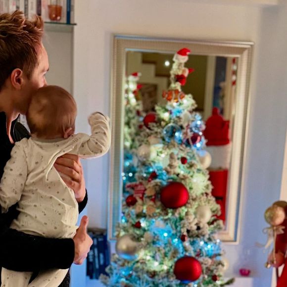 L'animateur a même pris la décision d'opérer un déménagement important, pour le bien de son fils Tim.

Cyril Féraud partage son premier Noël avec son fils Tim
