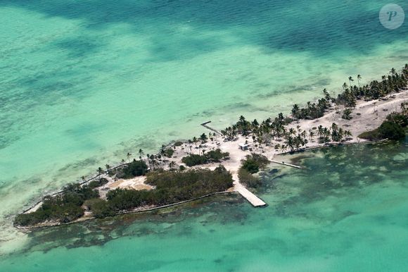 Exclusif -  Vues aériennes de Blackadore Caye, l'île privée au large des côtes du Belize que l'acteur et environnementaliste Leonardo DiCaprio a achetée en 2015 pour 1,75 million de dollars. L'île est bordée de palmiers mourants et le rivage est recouvert d'algues vertes à Blackadore Caye, au Belize, le 5 juin 2021. Coleman-Rayner / Bestimage
