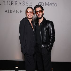 Pierre Niney et sa compagne Natasha Andrews lors de la soirée anniversaire des 25 ans de la Terrasse de Albane pendant le 79ème Festival International du Film de Cannes, France, le 15 mai 2026. © Denis Guignebourg/Bestimage
