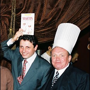 "À l'ouverture du testament, on était tous là [ses frères et sœurs, NDLR], on a reçu notre enveloppe avec un courrier qui nous était adressé", raconte le cuisinier.

Jacques Martin et son fils David au musée Grévin de Paris © Charriau/ Bestimage