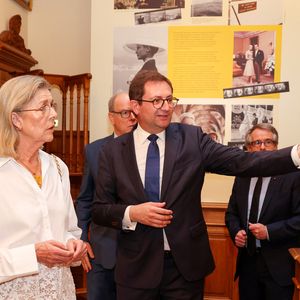 De nombreuses archives sont exposées jusqu'au 25 septembre prochain.

Visite de l’exposition « Le mariage du siècle » par S.A.S. le prince Albert II de Monaco, S.A.R. La princesse Caroline de Hanovre, S.A.S. la princesse Alexandra de Hanovre et les commissaires Thomas Fouilleron et Vincent Vatrican au palais princier de Monaco, le 17 juin 2026. © Jean-Charles Vinaj/Pool Monaco/Bestimage