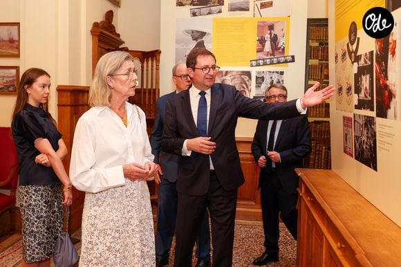 De nombreuses archives sont exposées jusqu'au 25 septembre prochain.

Visite de l’exposition « Le mariage du siècle » par S.A.S. le prince Albert II de Monaco, S.A.R. La princesse Caroline de Hanovre, S.A.S. la princesse Alexandra de Hanovre et les commissaires Thomas Fouilleron et Vincent Vatrican au palais princier de Monaco, le 17 juin 2026. © Jean-Charles Vinaj/Pool Monaco/Bestimage