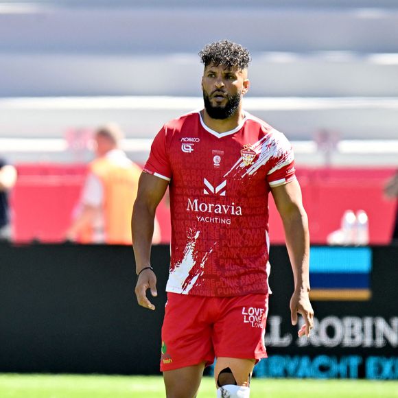 Ricky Whittle lors du match de football caritatif au stade Louis II de Monaco opposant les Barbagiuans aux pilotes de l'équipe Nazionale Piloti dans le cadre de la "Racing Stars Football Cup" le 3 juin 2026.
Depuis 35 ans, des pilotes automobiles participent chaque année à un match de football caritatif organisé à Monaco. Ce " match des pilotes " a accueilli tous les plus grands de la Formule 1, y compris Michael Schumacher. En 2025, une nouvelle mouture a vu le jour, la Racing Stars Football Cup, sous la houlette de Louis Ducruet, le fils de la princesse Stéphanie. Ce 3 juin 2026, avait lieu la deuxième édition de l'événement caritatif, organisé au profit de deux associations.
Les fonds récoltés lors de l'événement seront reversés à deux associations. La première est " Mercy Ships ", qui déploie des navires-hôpitaux afin d'offrir des soins chirurgicaux gratuits en Afrique. La seconde association est " Les Soins de l'espoir ", qui est engagée auprès d'enfants et d'adultes défavorisés en Asie du Sud-Est, notamment au Vietnam.
Les Barbagiuans ont remporté le match 6 - 2

© Bruno Bebert / Bestimage