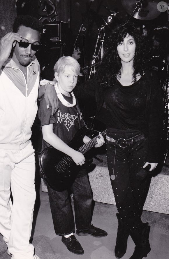 C'est après une overdose de son fils Elijah Blue Allman que Cher a appris la nouvelle.

Elijah Blue Allman (fils de Cher) a été hospitalisé à Joshua Tree après avoir fait une overdose le 14 juin 2025.