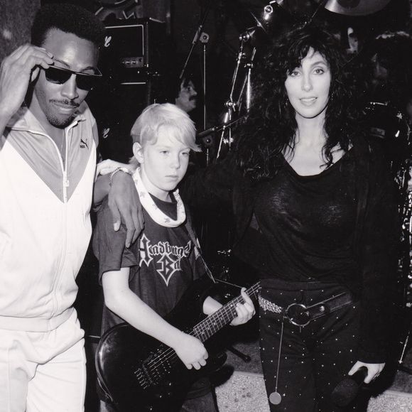 C'est après une overdose de son fils Elijah Blue Allman que Cher a appris la nouvelle.

Elijah Blue Allman (fils de Cher) a été hospitalisé à Joshua Tree après avoir fait une overdose le 14 juin 2025.