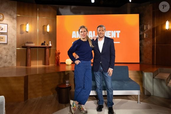 L’émission met en avant la relation entre célébrités et leurs animaux à travers reportages et chroniques pratiques.

Agathe Lecaron, Bernard Montiel sur plateau de l'émission "Animalement Vôtre" présentée par Bernard Montiel et diffusée le 1er mars 2026 sur France 3, à Paris, France, le 13 janvier 2026. © Julien Sarkissian/Bestimage
