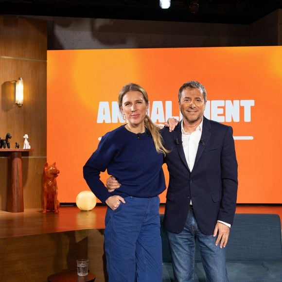 L’émission met en avant la relation entre célébrités et leurs animaux à travers reportages et chroniques pratiques.

Agathe Lecaron, Bernard Montiel sur plateau de l'émission "Animalement Vôtre" présentée par Bernard Montiel et diffusée le 1er mars 2026 sur France 3, à Paris, France, le 13 janvier 2026. © Julien Sarkissian/Bestimage