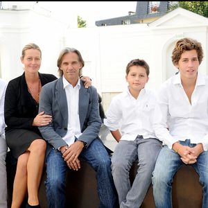 EXCLUSIF - PAUL ET LUANA BELMONDO ET LEURS ENFANTS : VICTOR, GIACOMO ET ALESSANDRO - INAUGURATION DU MUSEE PAUL BELMONDO A BOULOGNE BILLANCOURT
