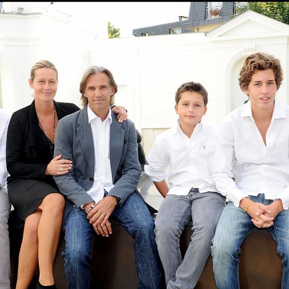 EXCLUSIF - PAUL ET LUANA BELMONDO ET LEURS ENFANTS : VICTOR, GIACOMO ET ALESSANDRO - INAUGURATION DU MUSEE PAUL BELMONDO A BOULOGNE BILLANCOURT