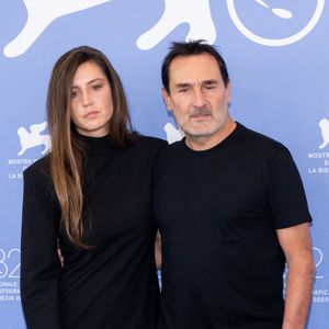 Après "Bac Nord" (2021), "Fumer fait tousser" (2022), "Je verrai toujours vos visages" (2023) et "L'amour ouf" (2024), les deux artistes se retrouvent dans "Chien 51", où ils se donnent vraiment la réplique. Et ça, ce n'était pas banal, pour ces deux amis.

Adèle Exarchopoulos et Gilles Lellouche au photocall du film "Chien 51" lors du 82e Festival International du Film de Venise (La Mostra), Italie, le 6 septembre 2025. © SGP/Bestimage